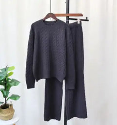 Womne's Sweater Pullover and Pants set